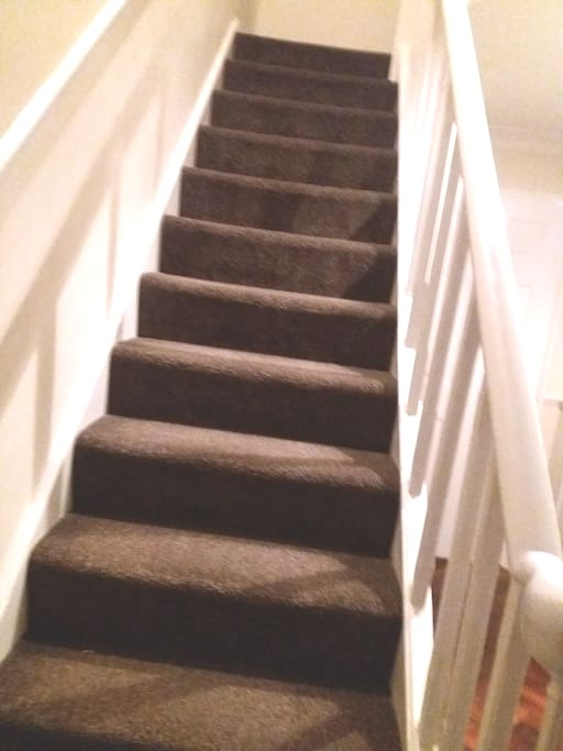 Escalier vous conduisant à la chambre.