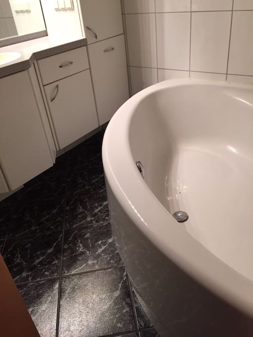 Modernes Bad Eckbadewanne Fünfeckdusche und Fußbodenheizung