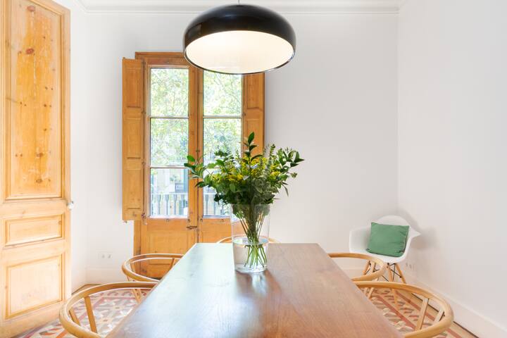 Magnificient modernist apartment in the heart of the city. gallery image 3