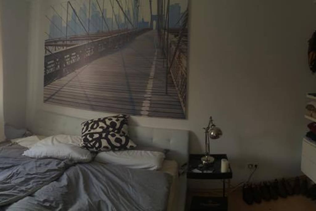 Schlafzimmer mit 2x2m Bett