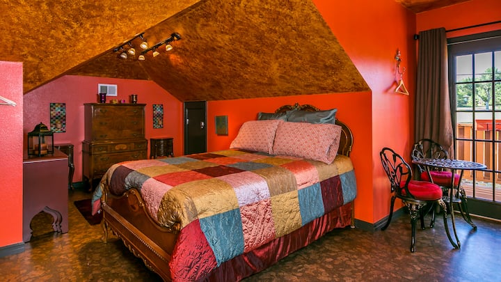 Bedroom 3 
Upstairs bedroom. Queen size bed. All linens provided along with an extra set for each bed. Patio table area and balcony.