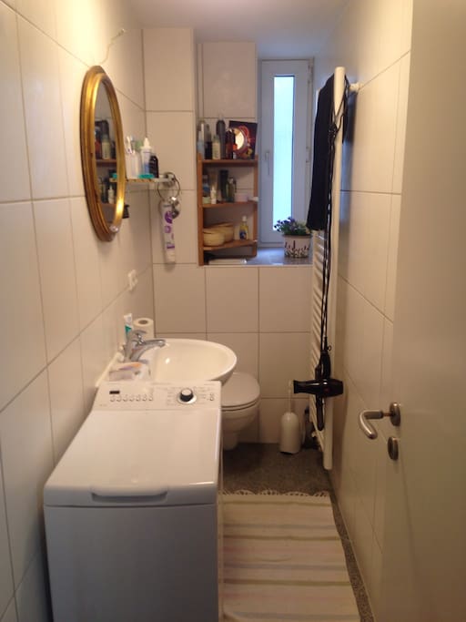 Die Dusche befindet sich hinter der Tür
