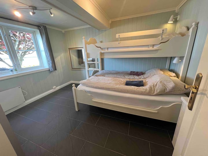 Dhoma e gjumit 2 - krevat marinari me 150x200 cm në krevatin e poshtëm dhe 90x200 cm në krevatin e sipërm. Dhoma e gjumit ndodhet në katin e parë, pranë dhomës së gjumit 1. Shfaq fotografinë e hartës së përgjithshme.