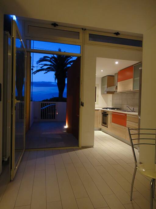 Zona giorno, vista verso la cucina e il patio esterno indipendente