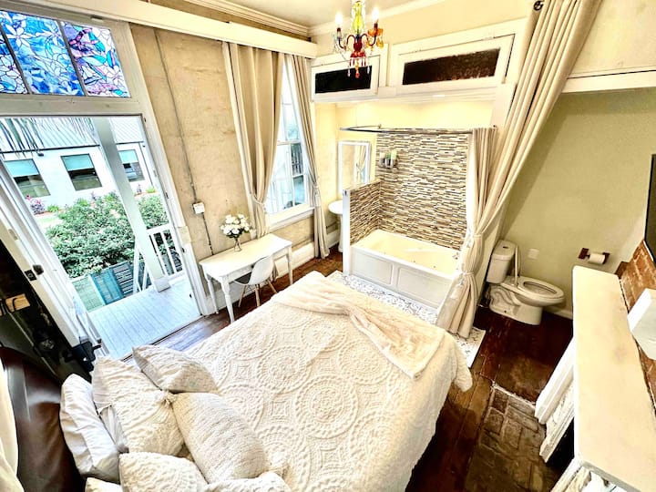 波旁套房私人阳台入口、按摩浴缸、淋浴间、DIRECTV、智能电视冰箱