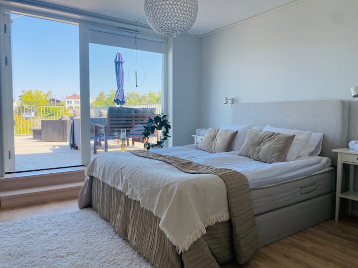 Hauptschlafzimmer mit einem großen kontinentalen Bett (160 x 200 cm) und eigenem Eingang zum  Badezimmer.
Ausgang zur Dachterrasse und atemberaubende Aussicht. 