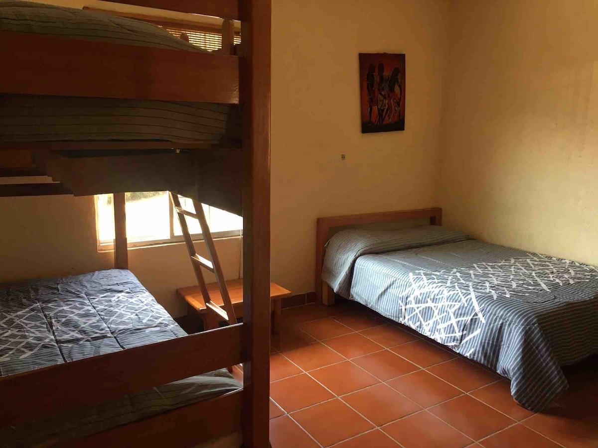 Chumba cha kulala 2. Kitanda maradufu na kitanda cha ghorofa. Chaguo la kitanda cha ziada chini ya kitanda cha ghorofa