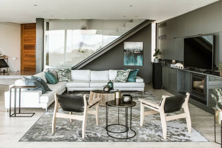 Panoramic Ocean & Mountain views, Luxurious Design gallery image 5