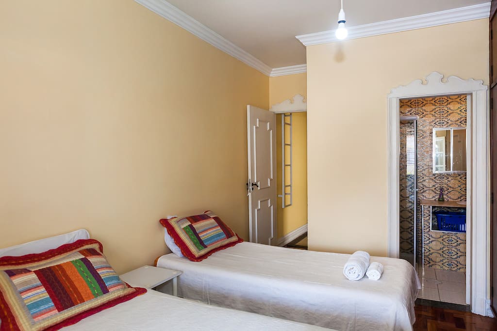 Quarto da frente - front bedroom