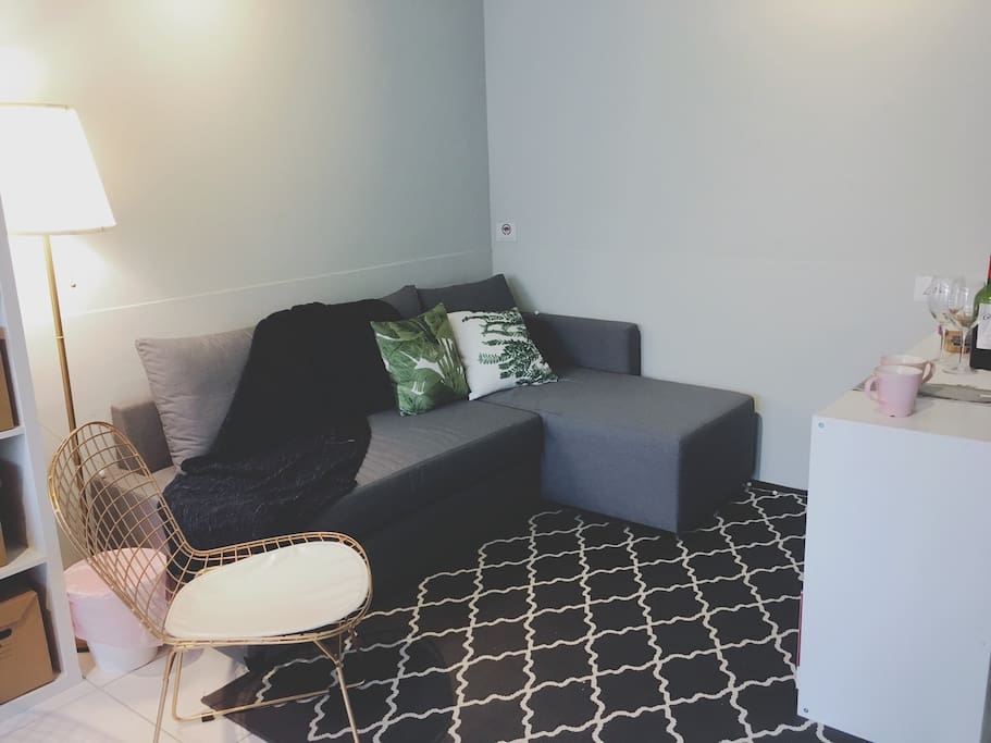 一樓客廳可一秒變身沙發床/ Sofa bed in the 1F living room