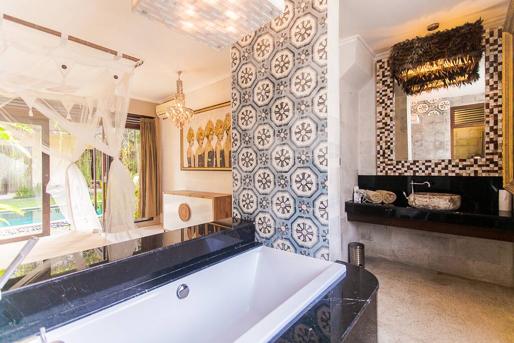 bedroom with bathroom(tub)