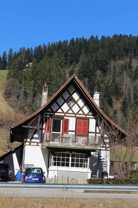 Oberster Teil mit dem kleinen Fenster ist der eigene Wohnteil der Gäste mit Bad Wohnzimmer und mit Türe getrenntem Schlafzimmer. Im Eingang der Terrasse befindet sich die gemeinsam zu benützende Küche. Tiere und Kinder sind herzlich willkommen.