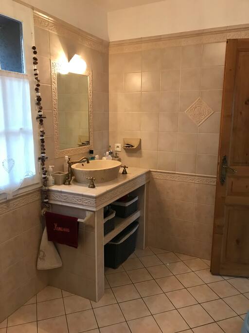 Salle de bain N°1 avec baignoire