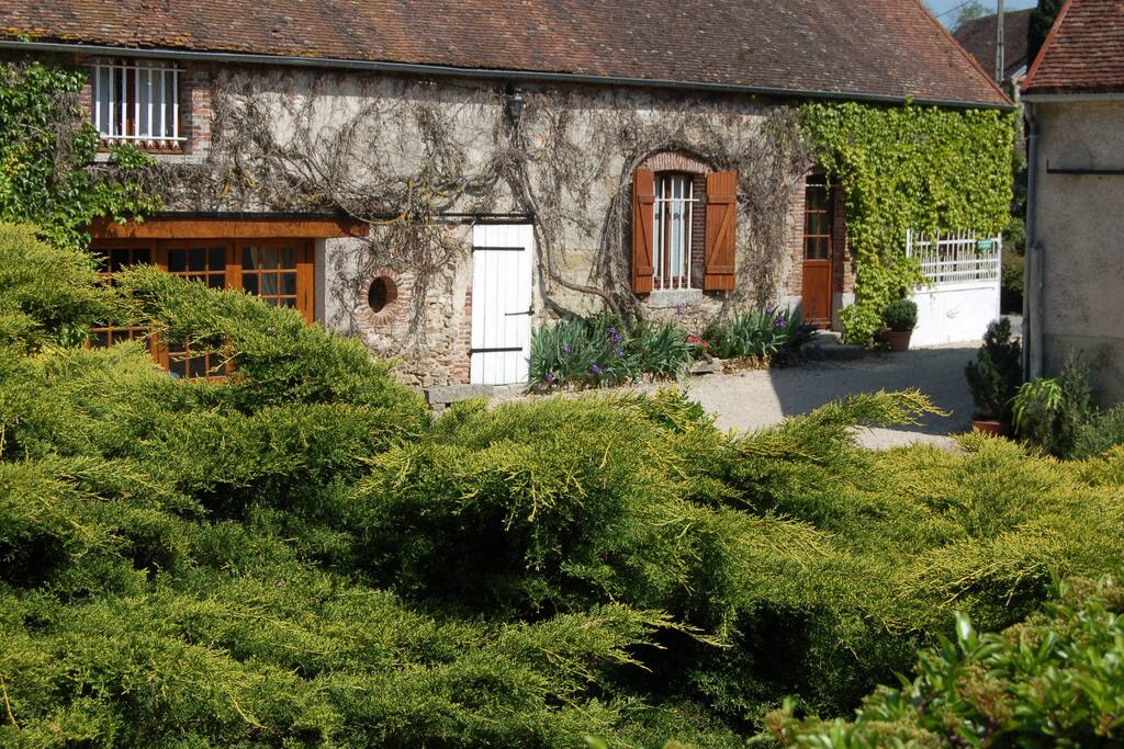 Le cottage complicité donne sur une cour