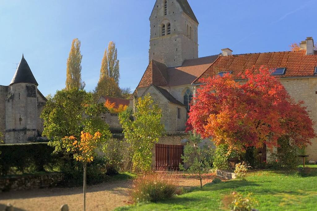 Vous profiterez d'une vue exceptionnelle sur l'église Romane du XIIème siècle et la tourelle médiévale qui donna le nom du gîte.