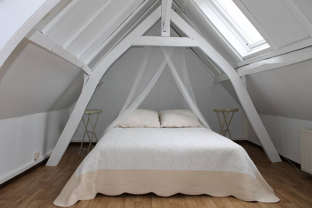 La chambre principale du premier étage est mansardée
