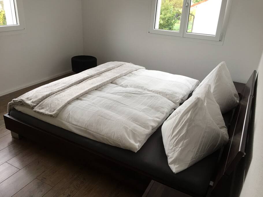 Schlafzimmer mit Doppelbett,
kann auch zu 2 Einzelbetten umfunktioniert werden.