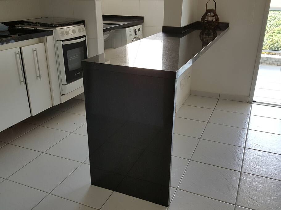 Cozinha com balcão de apoio para preparação de pratos ou entradas