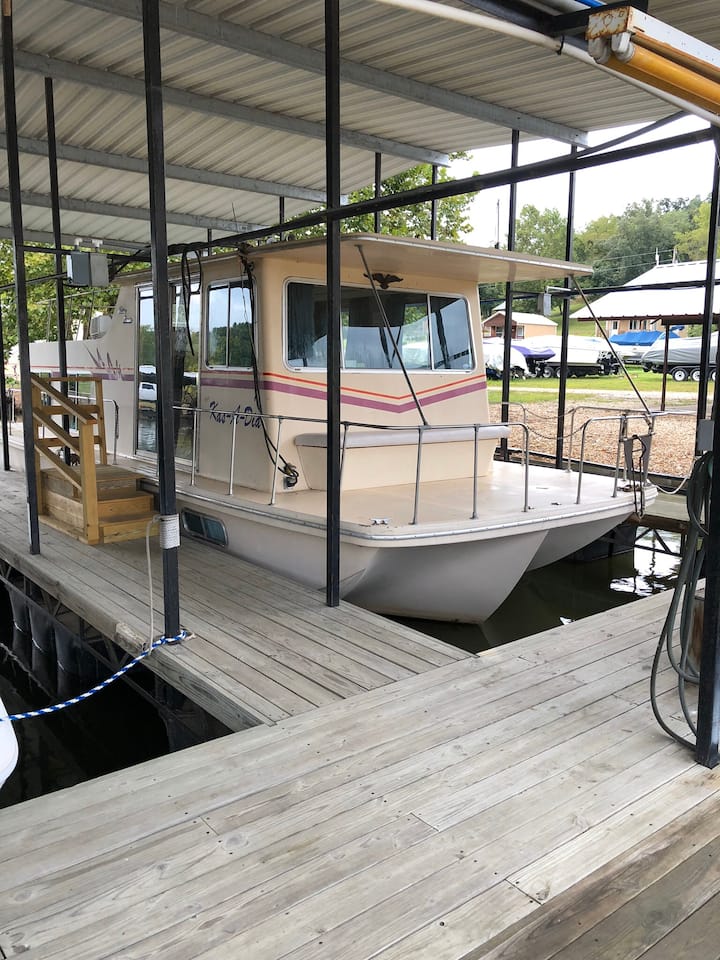 3 Best Houseboat Rentals In The Ozark Mountains, USA Trip101