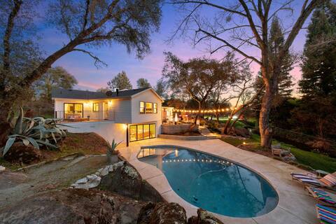 Modern Creekside Retreat (NEW Hot Tub & Sauna)