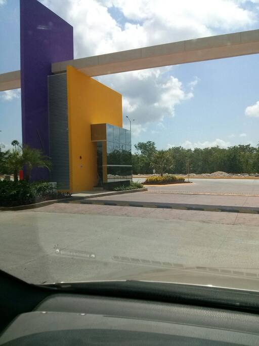 Entrada al fraccionamiento con seguridad privada