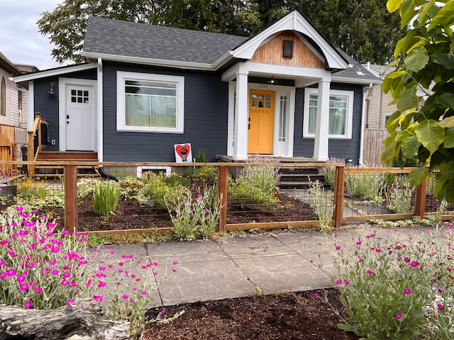 Urban Fern Bungalow ~ steps to shops/MAX/food!