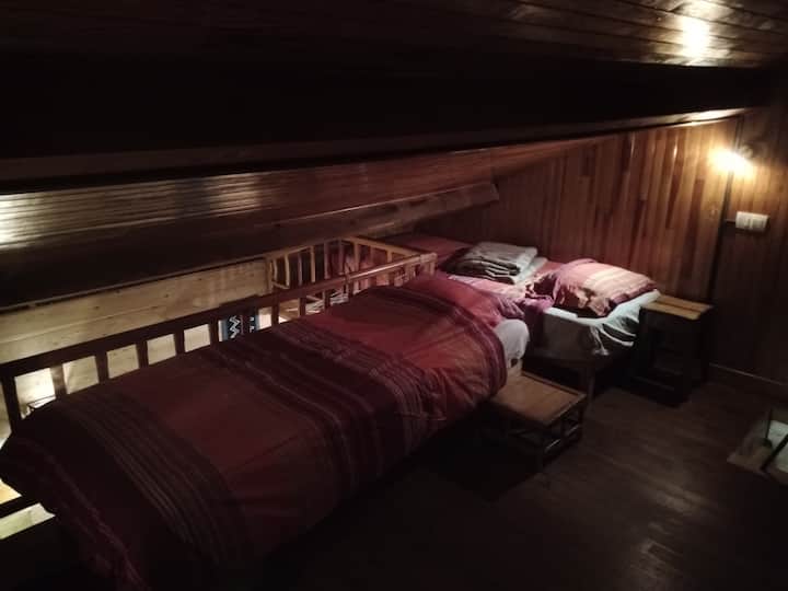 Mezzanine je brvnara o kojoj sanjamo kao dijete. Tamo klizimo, popnemo se tamo i spavamo tamo. Poplun, jastuci i plahte upotpunjuju gnijezdo.