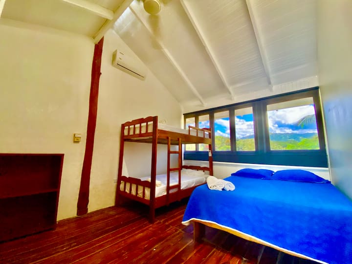 سرير كامل الحجم وسرير بطابقين مع مكيف هواء 