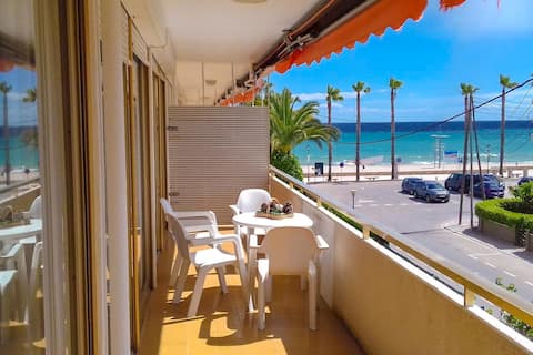 Apartment located on the seafront with Parking