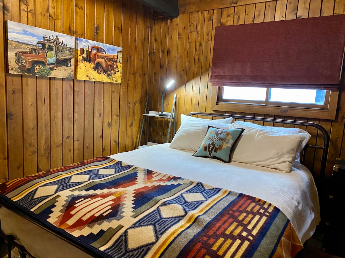 Second bedroom with Queen Bed.