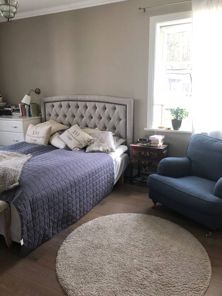 Chambre 1 en bas avec lit double