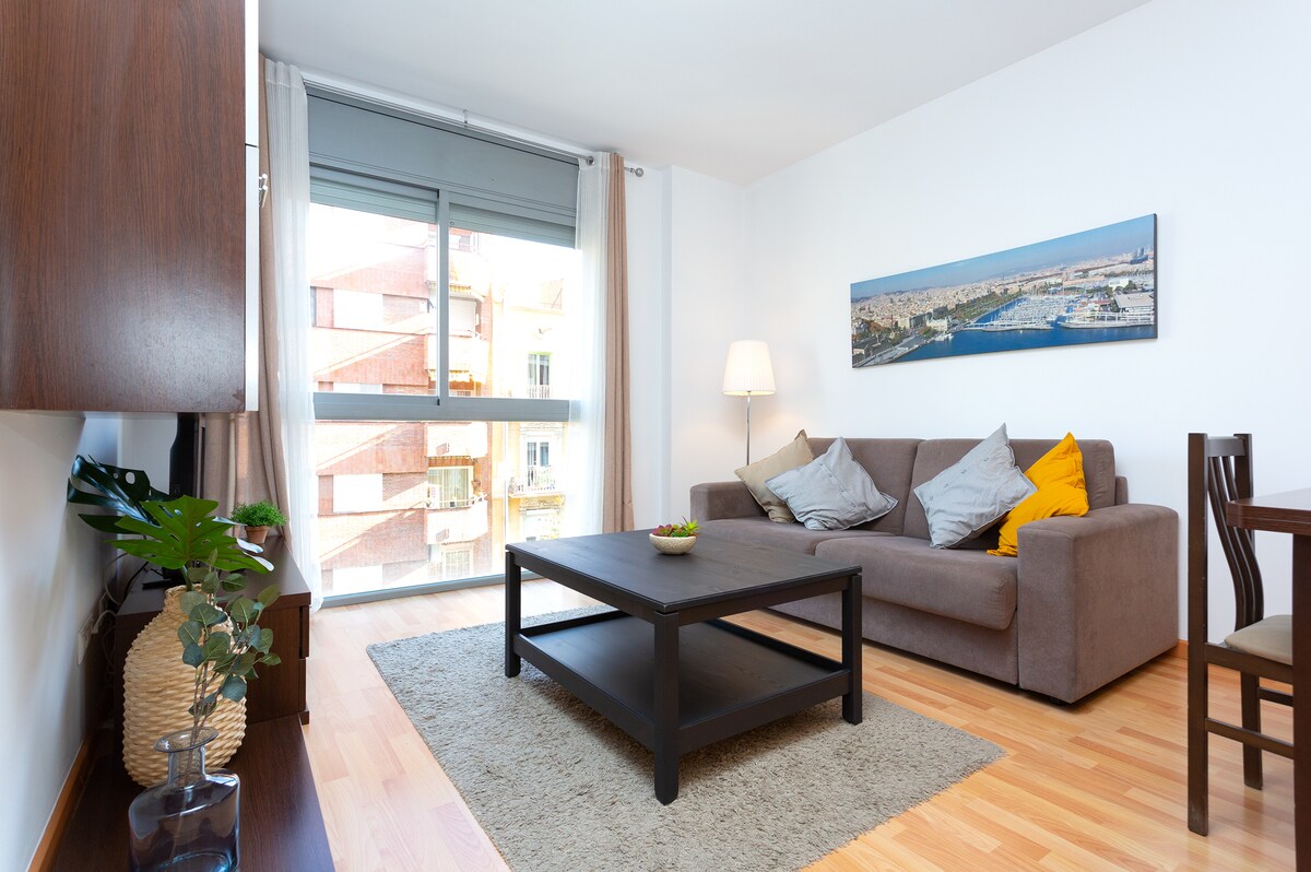 Top Airbnb: Cosy apartment next to Sagrada Familia I in El Camp De L'arpa Del Clot