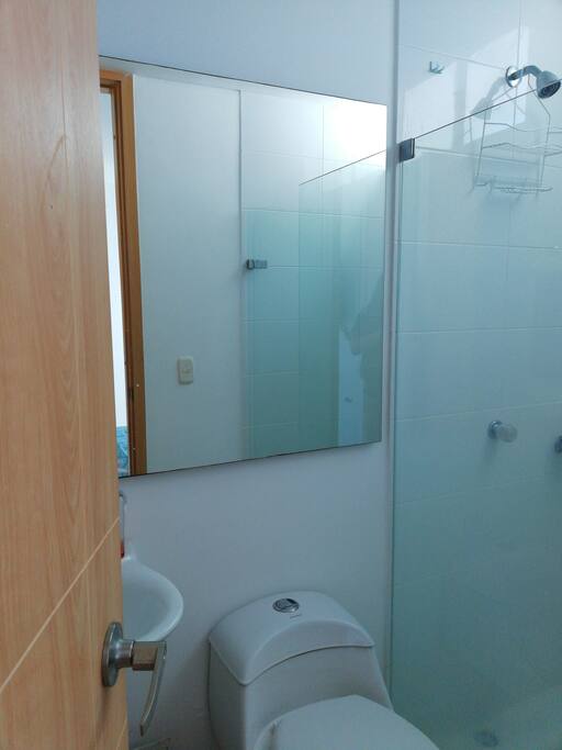 Baño privado con dotación completa.