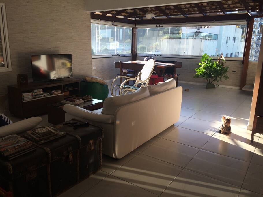 É uma agradável cobertura, distante 3 quarteirões da praia da Enseada. A sala de estar é espaçosa sala de visitas, com Wi-Fi, TV à cabo e Netflix.