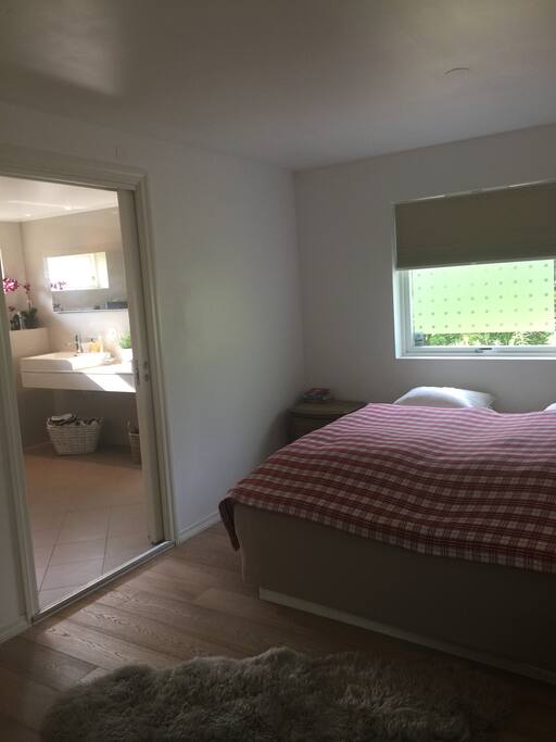 Soverom med on suite bad