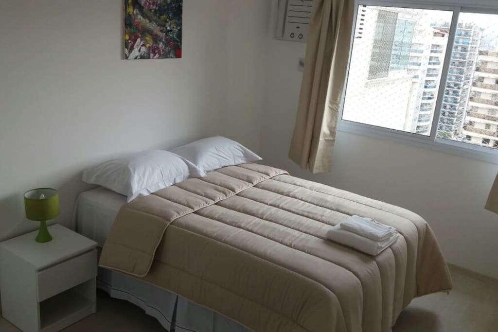 Quarto suíte com ar-condicionado e cama de casal
