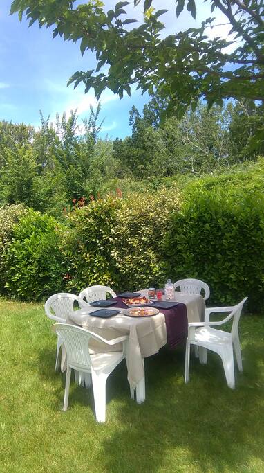 Pour les instants gourmands et conviviaux, on peut s'installer partout dans le jardin.