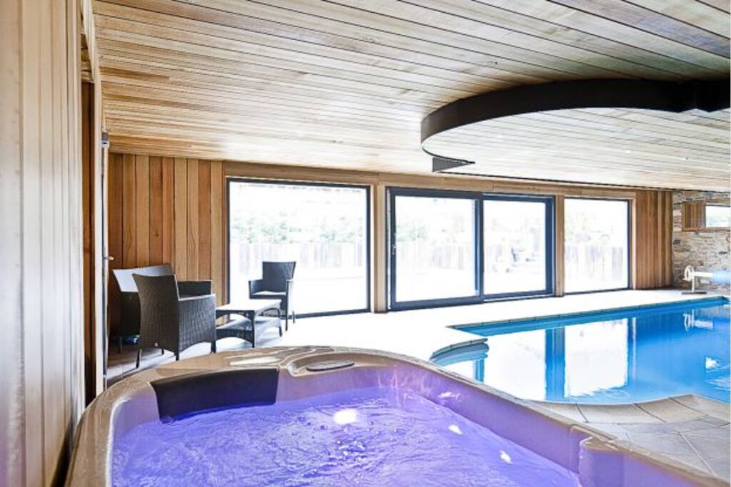 la piscine intérieure chauffée et le jacuzzi 2 places
