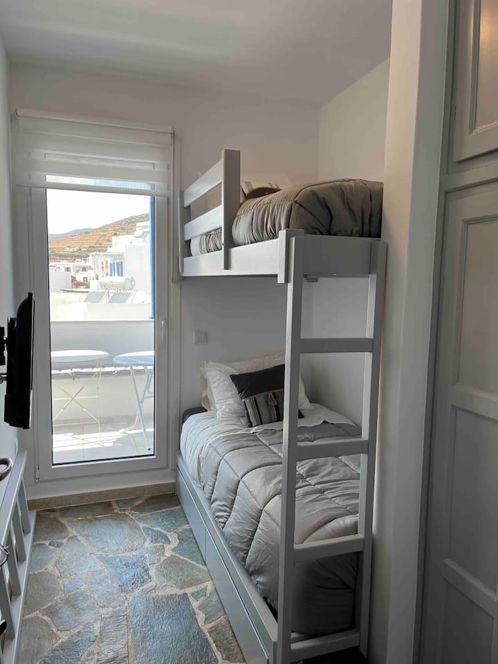 Druhá spálňa s veľkými poschodovými posteľami so zásuvkami na najvyššom poschodí. 