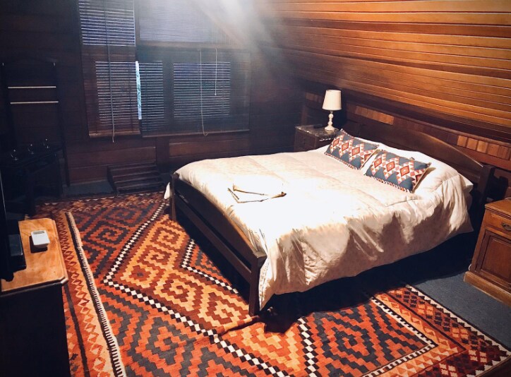 Ორადგილიანი საწოლი და ერთადგილიანი საწოლი ზედა სართულზე