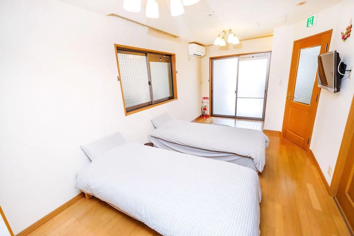 La habitación de estilo occidental del primer piso se puede utilizar como dormitorio para cuatro personas.