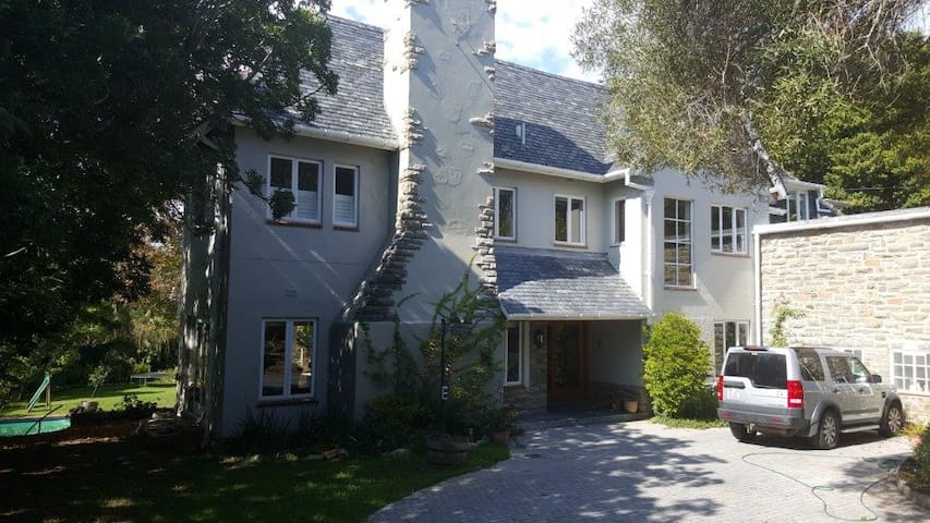 Character Family Home, Claremont