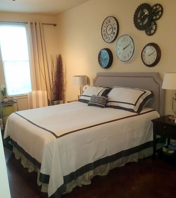 Incredible king size bed with premium Beautyrest Vanderbilt Collection mattress.