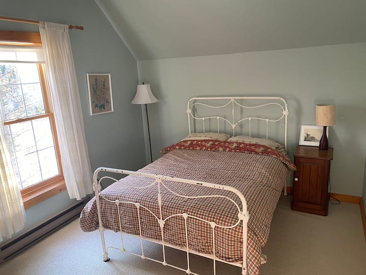 Habitación queen en el piso de arriba 