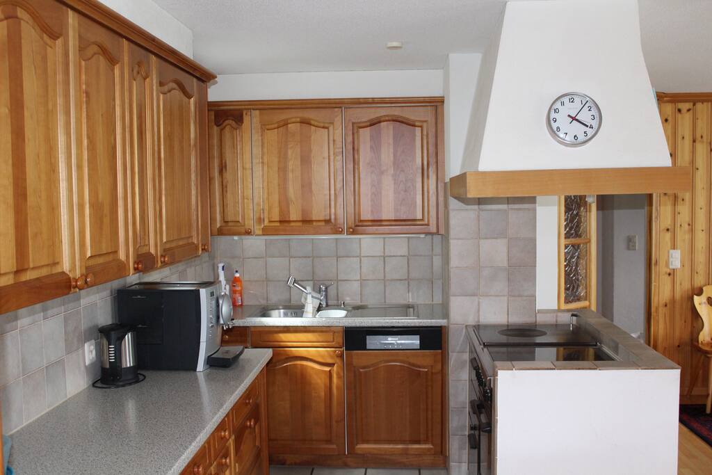moderne und voll-ausgestattete Küche mit Geschirrspüler und Glaskeramikherd und üblichen Kochuntensilien, Waschmaschine und Tumbler (separates Zimmer), Kaffeemaschine, Toaster, Wasserkocher, Küchen-wäsche, Tisch und Stühle für Aussenbereich, Outdoor-Gasgrill, Radio, Telefon