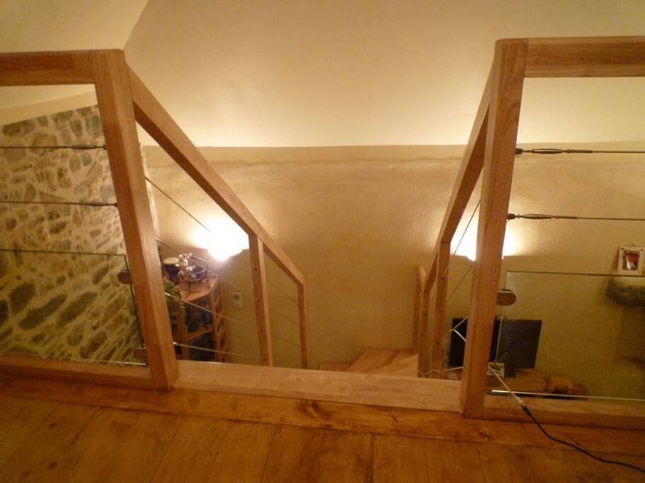 mezzanine avec bureau + salle d'eau + WC + chambre