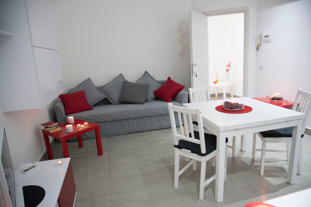 zona living con divano letto su cui può soggiarnare tranquillamente il terzo ospite