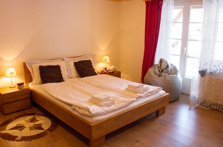 Პირველი სართული - ოთახი 1 ვერანდით ბაღში