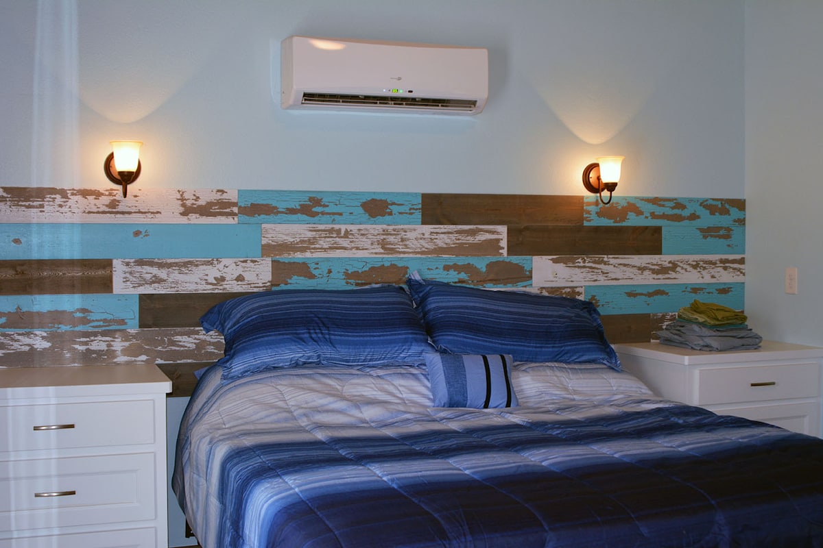 Главната спална соба вклучува брачен кревет (широк 150-179 см), зонски воздух со сопствен далечински управувач и кабловска телевизија.  Интернетот функционира низ целата викендица.