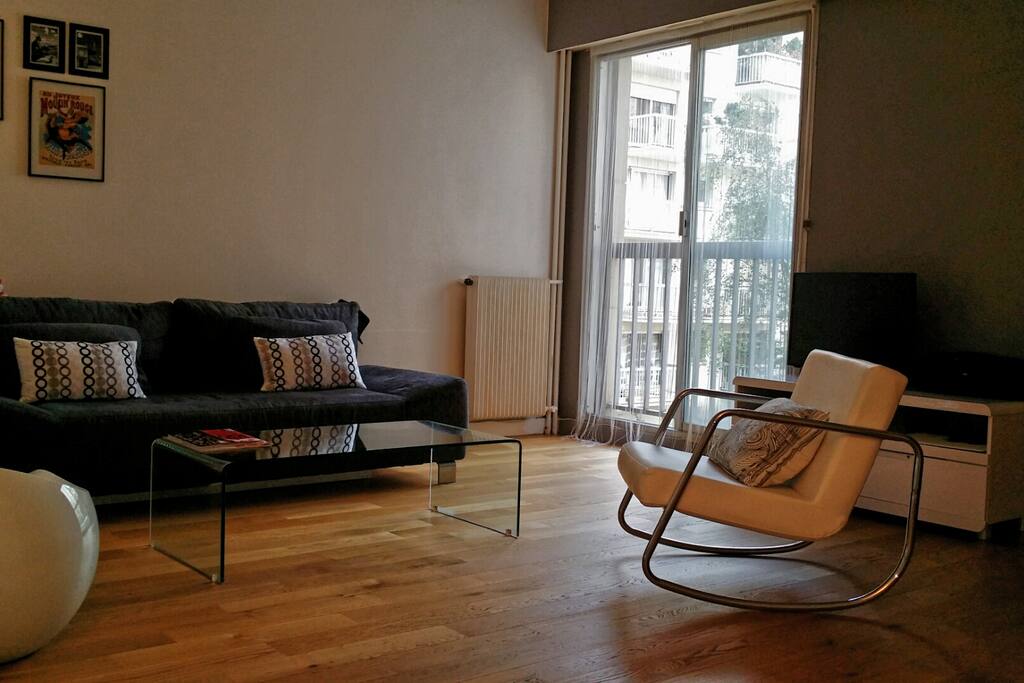 Salon avec télé, radio, lecteur CD et wifi donnant sur une cours intérieur calme et arborée